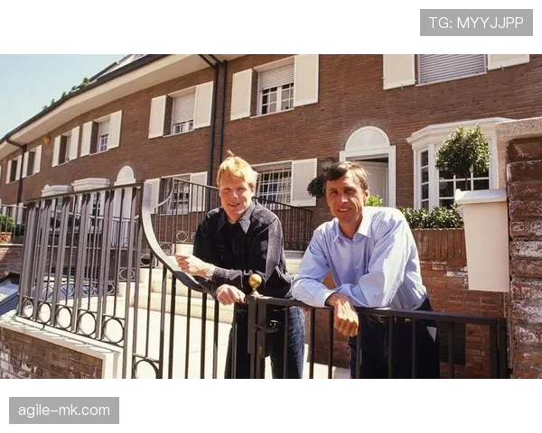 克鲁伊夫无球跑动理念对现代足球战术的持续影响 克鲁伊夫无球跑动理念对现代足球战术的持续影响