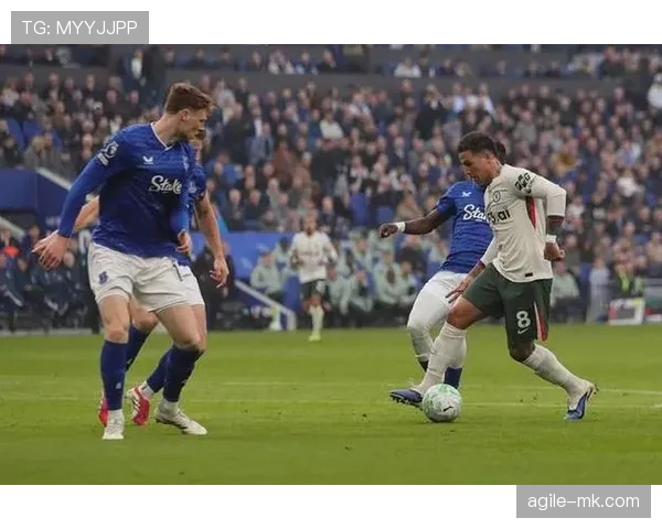 切尔西球员众多难以形成整体,问题显现已对赛季表现造成影响 切尔西球员众多难以形成整体,问题显现已对赛季表现造成影响