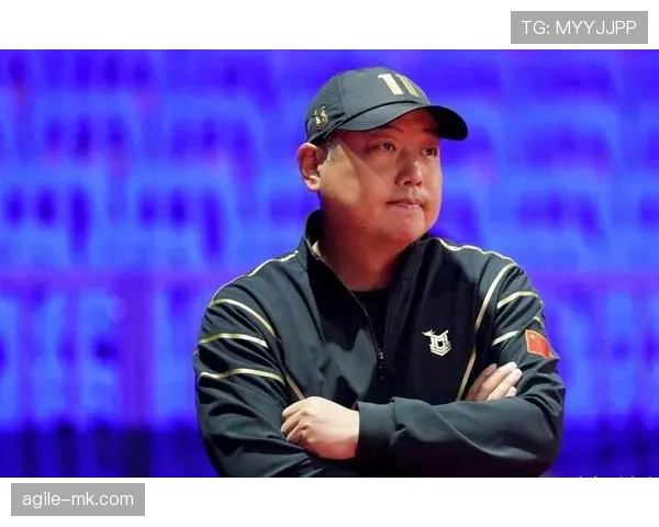 刘国梁训练场边喝矿泉水的样子,跟赛场上那个狠人气场真是两个地球... 刘国梁训练场边喝矿泉水的样子,跟赛场上那个狠人气场真是两个地球...